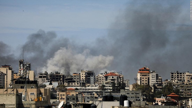 ガザ地区最大規模のシファ病院の周辺で立ち上る煙＝２１日/Dawoud Abu Alkas/Reuters