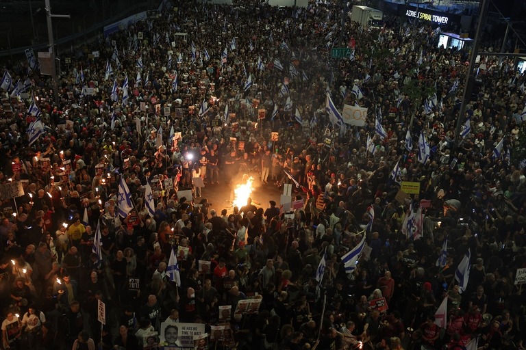 ガザで拘束されている人質の解放を求める抗議デモ＝３０日、イスラエル・テルアビブ/Jack Guez/AFP/Getty Images