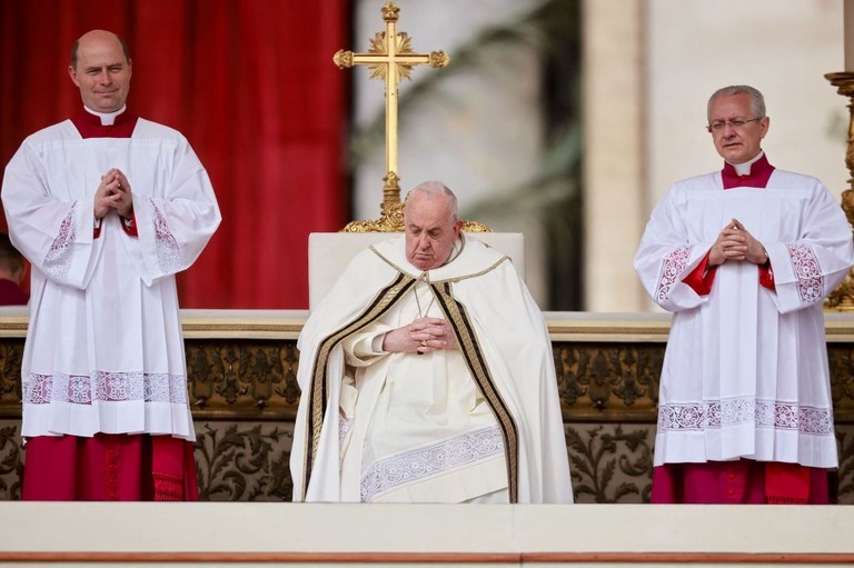 ローマ・カトリック教会のフランシスコ教皇（画像中央）は３１日、バチカンのサンピエトロ広場で復活祭の礼拝を執り行い、ガザ停戦を呼び掛けた/Yara Nardi/Reuters