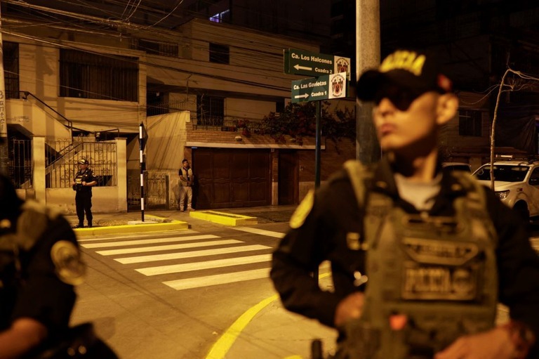 南米ペルーのボルアルテ大統領の大統領府や自宅に対し、汚職をめぐる捜査の一環として警察による捜索が行われた/Juan Carlos Cisneros/AFP/Getty Images