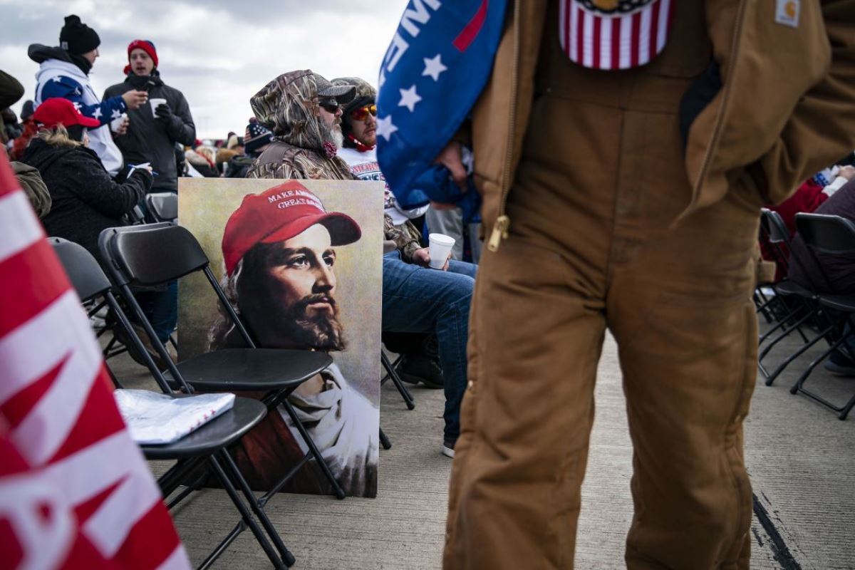 「ＭＡＧＡ（米国を再び偉大に）」と記された帽子をかぶったイエスの絵/Al Drago/Bloomberg/Getty Images