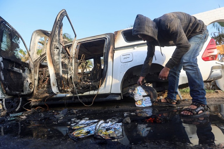 現場付近で車両を調査するパレスチナ人/Ahmed Zakot/Reuters
