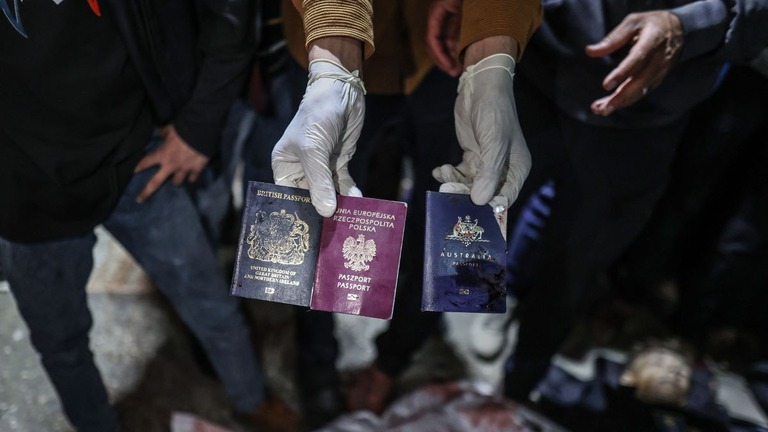イスラエル軍によるガザ空爆後に見つかったＷＣＫスタッフらのパスポート/Ali Jadallah/Anadolu/Getty Images