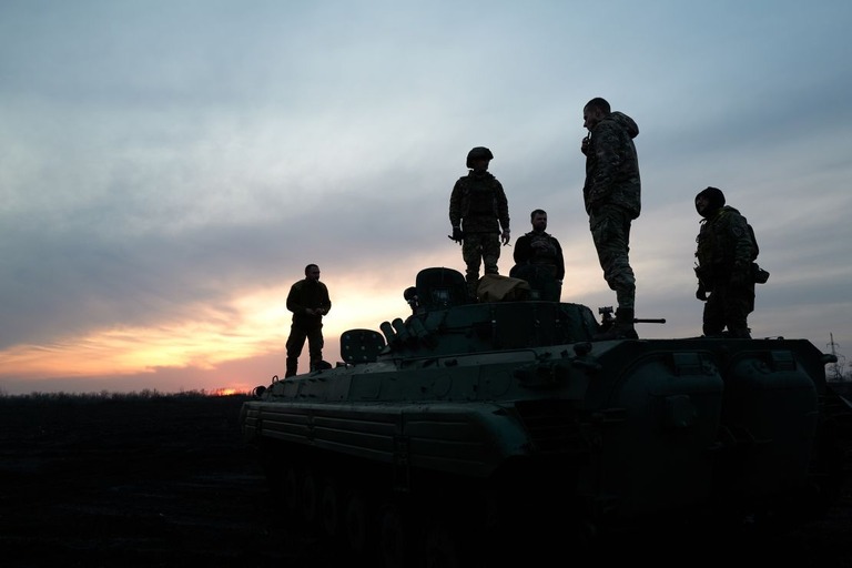 装甲車両の外に立つウクライナ軍の兵士＝２月１４日、ウクライナ東部アウジーイウカ郊外/Vlada Liberova/Libkos/Getty Images