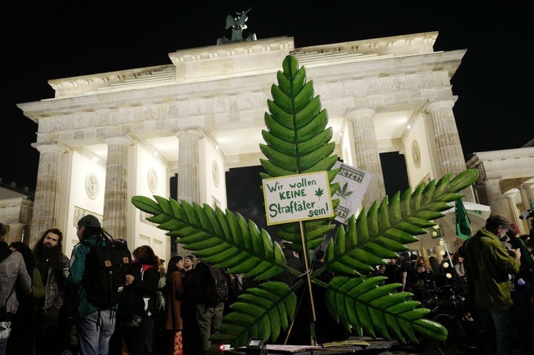 ドイツで娯楽目的の大麻使用が１日から合法化され、首都ベルリンのブランデンブルク門には大勢の市民らが集まり歓迎した/Michele Tantussi/Getty Images