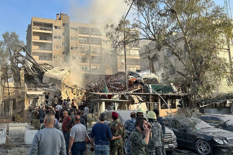 空爆があった現場に駆けつけた救急隊員と治安要員ら＝１日、シリア首都ダマスカス/Maher Al Mountes/AFP/Getty Images