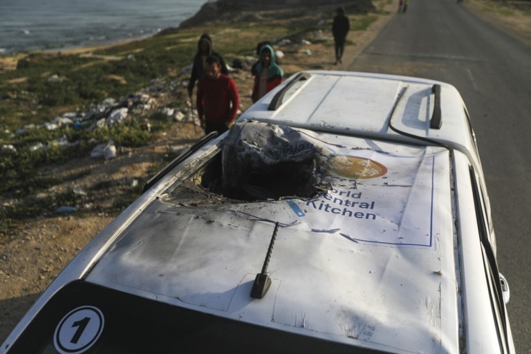 「ワールド・セントラル・キッチン（ＷＣＫ）」のロゴが入った車両を調べる人々＝２日、ガザ/Ismael Abu Dayyah/AP