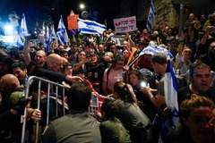 反政府デモ隊、イスラエル首相公邸に迫る　警官隊と衝突、逮捕者も