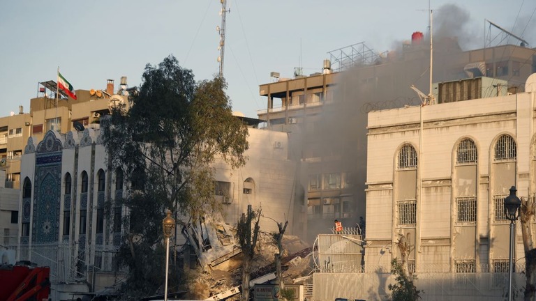 空爆で損壊したシリア・ダマスカスの建物/ Omar Sanadiki/AP
