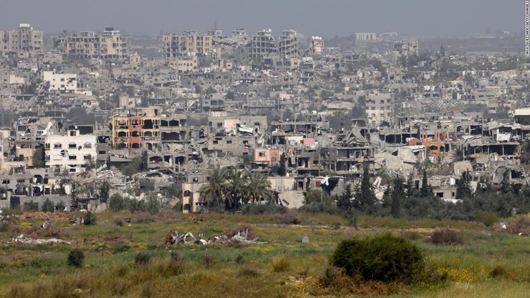 イスラエル軍の爆撃で建物が破壊されたパレスチナ自治区ガザ地区の街並み/Jack Guez/AFP/Getty Images
