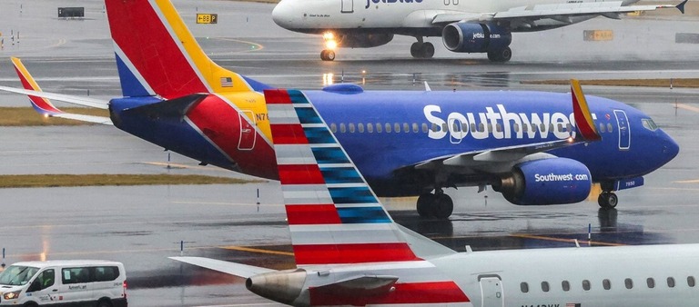 サウスウエスト航空のボーイング７３７型機＝１月、米ニューヨークのラガーディア空港/Charly Triballeau/AFP/Getty Images/FILE