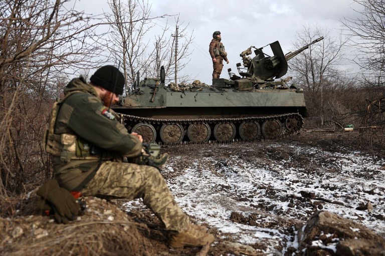空を監視するウクライナ軍兵士＝２月２０日、ウクライナ東部ドネツク州/Anatolii Stepanov/AFP/Getty Images