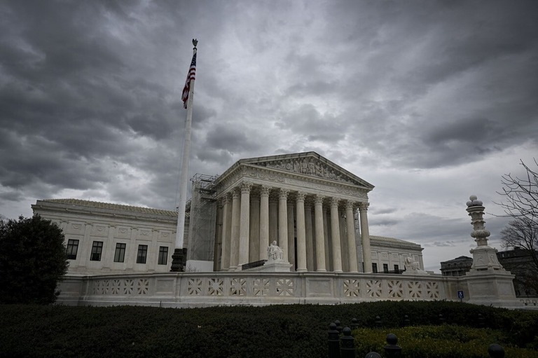 米ワシントンＤＣの米最高裁判所/Celal Gunes/Anadolu/Getty Images 