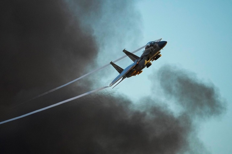 イスラエル南部の都市付近を飛行するＦ１５戦闘機/Tsafrir Abayov/AP