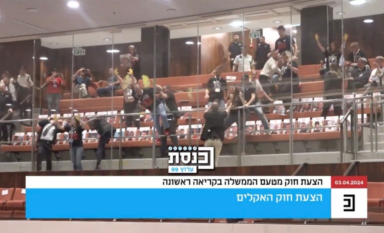 ガザ地区に拘束されている人質の家族らが、イスラエル議会の傍聴席に乱入した/@KnessetT via X