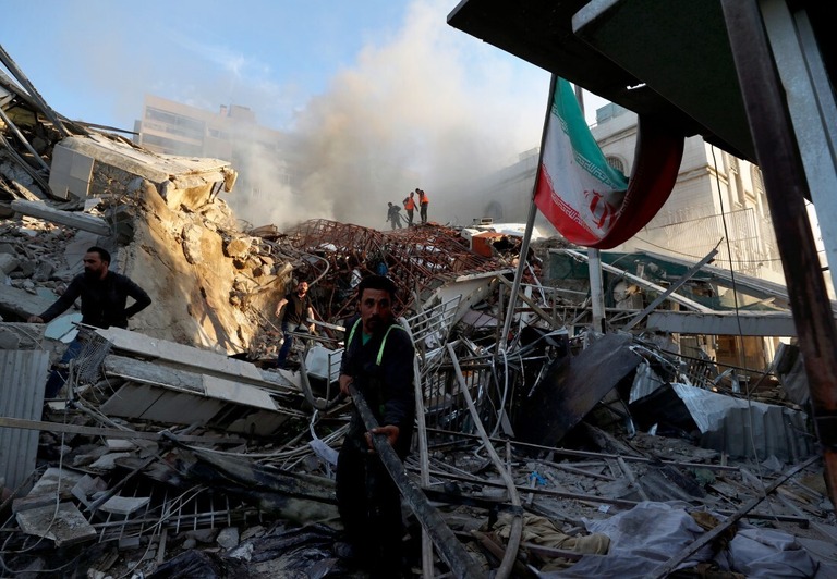 空爆を受けた建物で救助活動を行う人々＝1日、シリア・ダマスカス
/Omar Sanadiki/AP