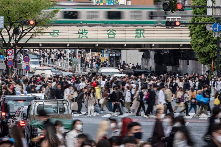 東京・渋谷区の交差点を渡る人々＝２０２３年４月５日/Richard A. Brooks/AFP/Getty Images
