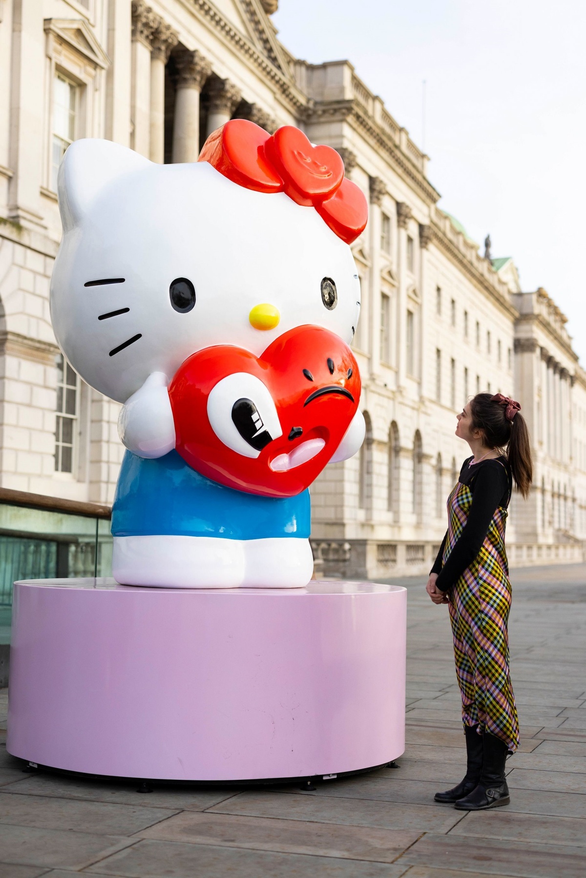 サマセット・ハウスに展示されたハティ・スチュワート氏の「Hello Love」/David Parry/PA Wire/Courtesy Somerset House