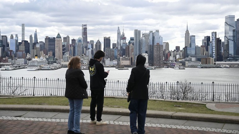 米ニューヨーク市でのＭ４．８の地震発生を受け、外に出て様子を見る人々/Faith Aktas/Anadolu/Getty Images