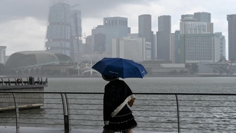 雨に煙るシンガポールの風景/Roslan Rahman/AFP/Getty Images