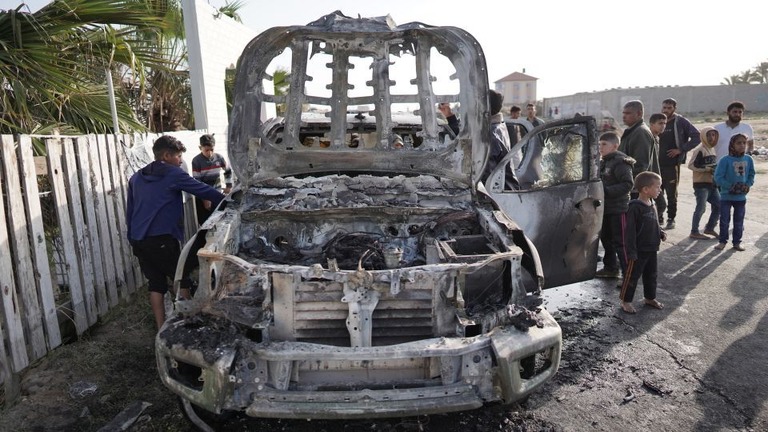 攻撃を受けたＷＣＫの車両に集まる人々/AFP/Getty Images