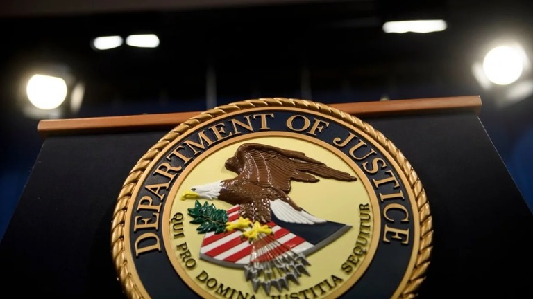 米検察当局が大量のビールの窃盗を繰り返した８人組を逮捕、訴追した/Brendan Smialowski/AFP/Getty Images/FILE
