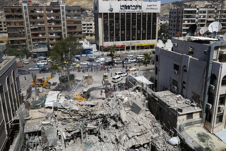 がれきの中を捜索する救助隊ら＝２日、シリア首都ダマスカス/Louai Beshara/AFP/Getty Images