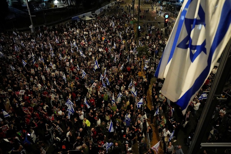 ネタニヤフ首相の退陣や人質の解放を求めるデモの参加者＝６日、イスラエル・テルアビブ/Ariel Schalit/AP