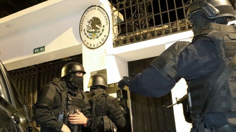 メキシコ大使館に入ろうとするエクアドル警察の特殊部隊＝５日/Alberto Suarez/AFP/Getty Images