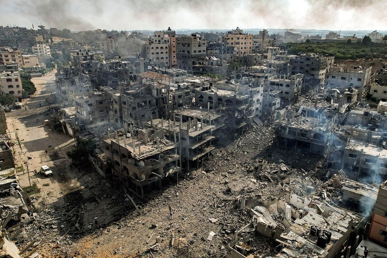 イスラエル軍の空爆によって破壊された難民キャンプ＝２０２３年１０月、パレスチナ自治区ガザ地区/Yahya Hassouna/AFP/Getty Images