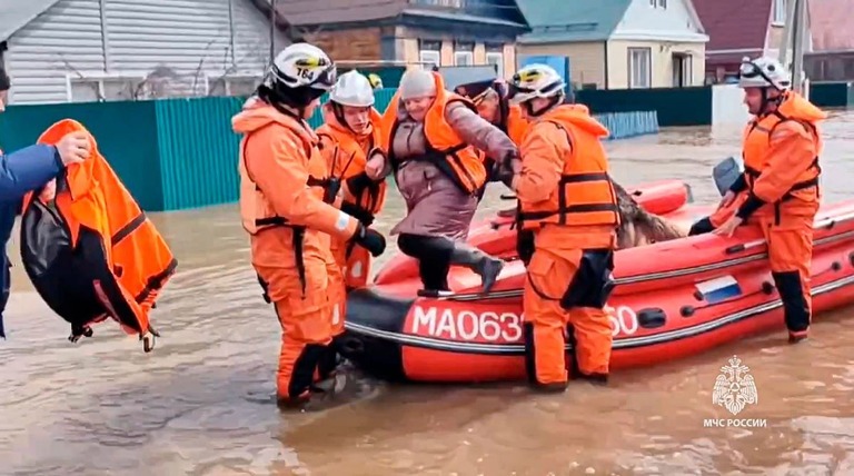 ロシア南部オレンブルク州でダムが決壊し、数千人が避難している/Russian Emergency Ministry Press Service via AP