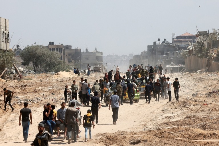 避難先のラファからハンユニスへと戻るパレスチナの人々＝７日、パレスチナ自治区ガザ地区/Mohammed Abed/AFP/Getty Images