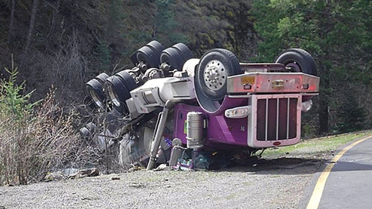 交通事故を起こした、サケを積んだトラック＝３月２９日、米オレゴン州/Oregon Department of Fish and Wildlife
