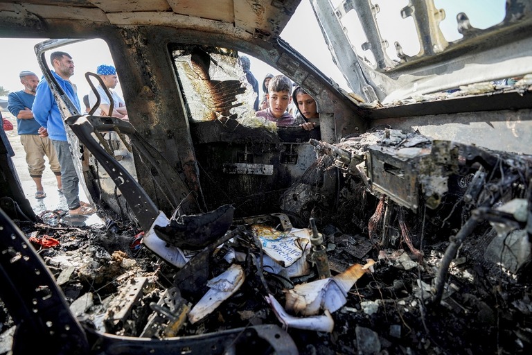 国際ＮＰＯ「ＷＣＫ」の職員が殺害された現場を見つめる人々/Abdel Kareem Hana/AP
