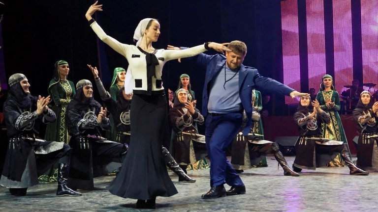 青色の衣装で民俗音楽に合わせて踊るチェチェン共和国のカドイロフ首長＝２００９年/S Dal/Reuters
