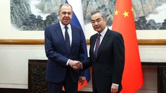 中国の習近平主席、ロシアのラブロフ外相と面会　関係重視の表れか