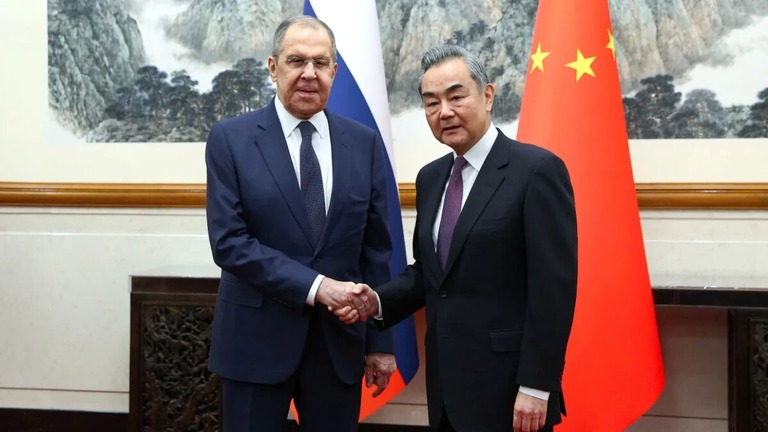 ロシアのラブロフ外相（左）と中国の王毅（ワンイー）外相/Russian Foreign Ministry/Handout/Reuters