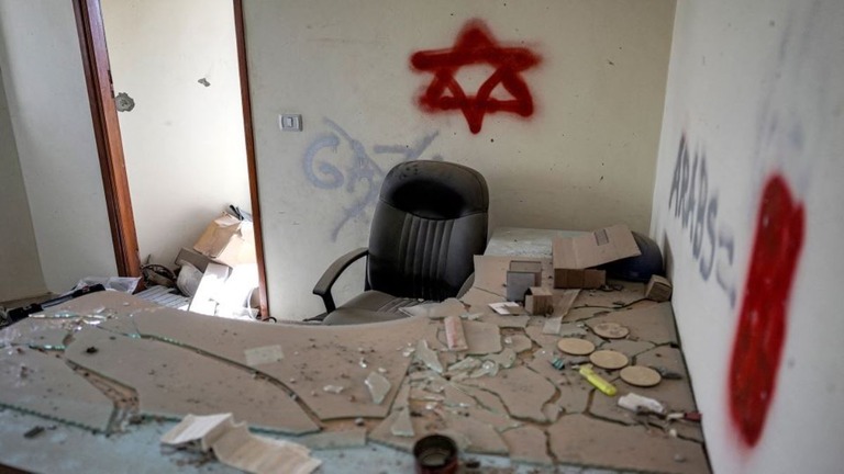 破壊されたハンユニスの建物の壁に書かれたダビデの星の落書き/AFP/Getty Images