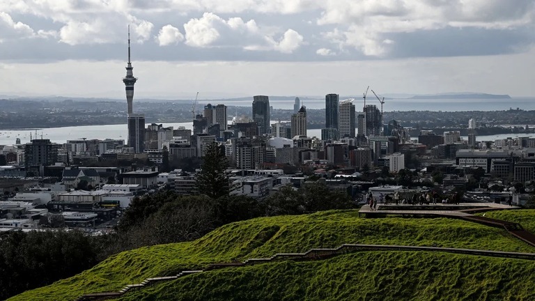 ニュージーランドが移民流入の増加を受けて就労ビザに関する規則を強化した/Saeed Khan/AFP/Getty Images