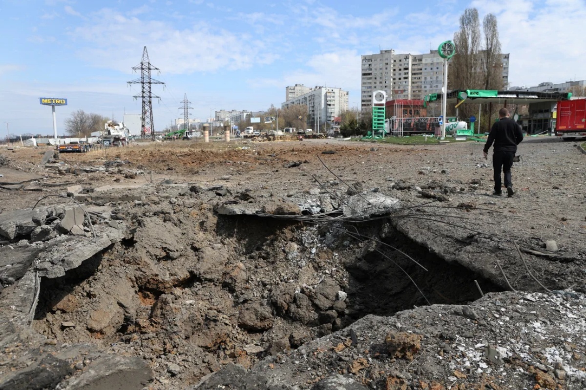 ロシアのミサイルが着弾したウクライナ北東部ハルキウ＝６日/Anton Shtuka/AFP/Getty Images