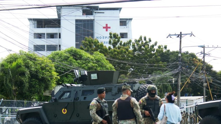 グアヤキル海軍病院の周辺警備に当たる兵士ら/Gerardo Menoscal/AFP/Getty Images