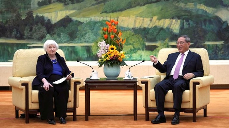 米国のイエレン財務長官（左）と中国の李強（リーチアン）首相＝中国・北京の人民大会堂/Tatan Syuflana/Reuters