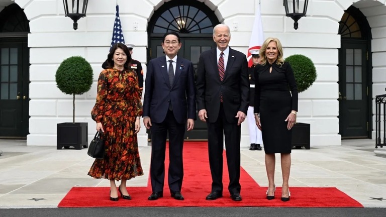 米ホワイトハウスで、バイデン大統領夫妻が訪米した岸田文雄首相夫妻を歓迎した/Andrew Caballero-Reynolds/AFP/Getty Images