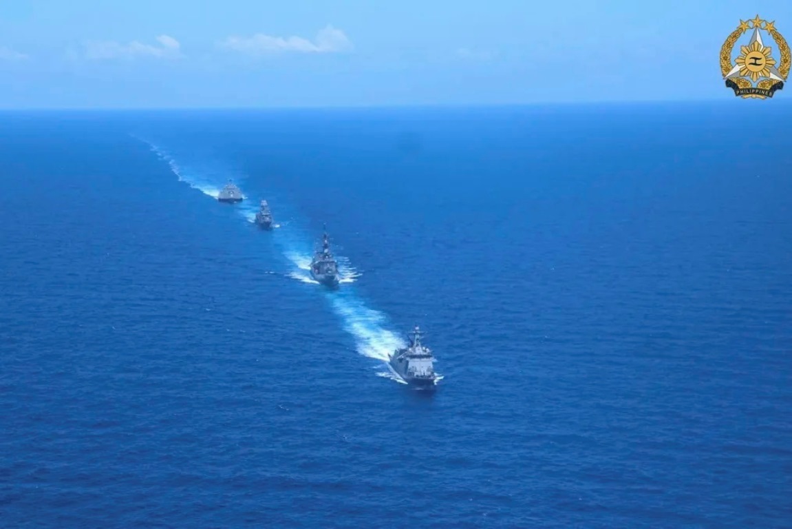 並んで南シナ海を航行するフィリピン海軍、オーストラリア海軍、自衛隊、米海軍の艦船/Armed Forces of the Philippines/Handout/AP