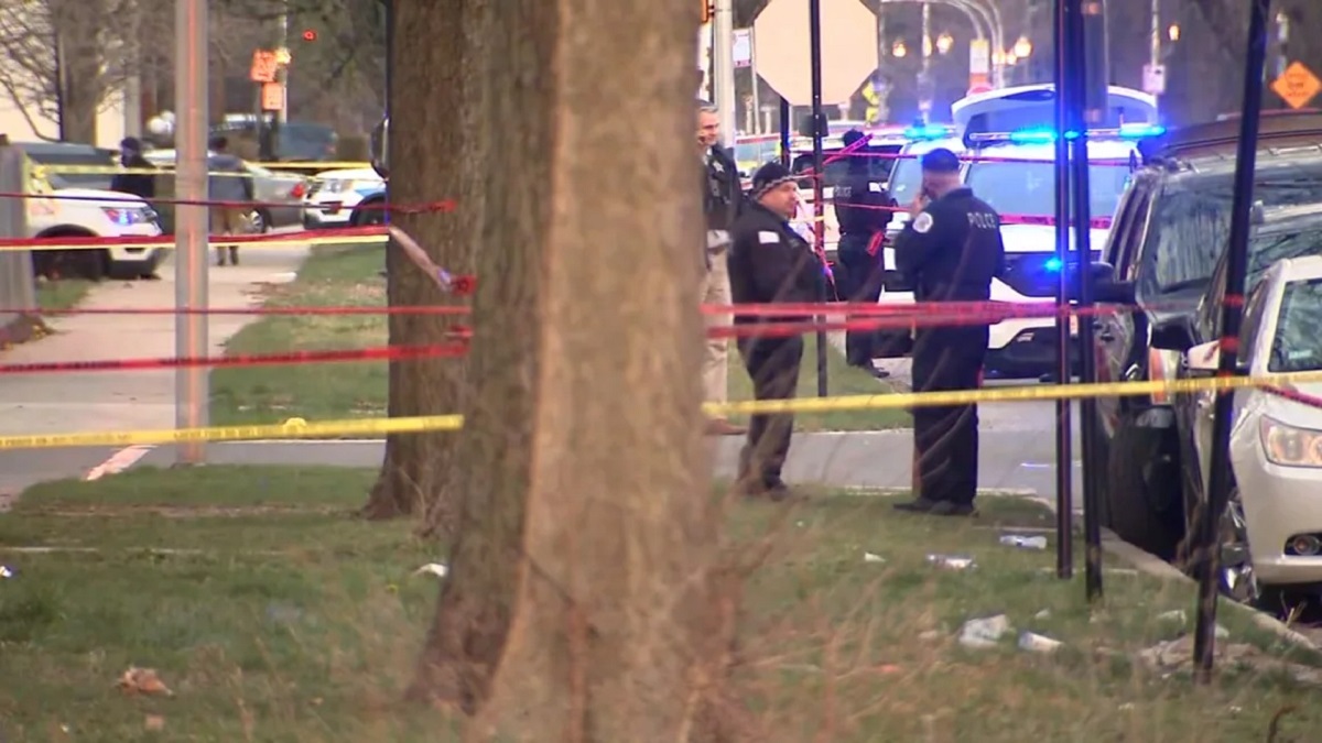 射殺された現場を捜査する警察=3月21日、米イリノイ州シカゴ/WLS