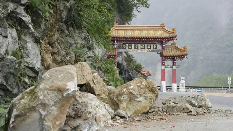 「太魯閣（タロコ）国立公園」につながる道に落下した石＝５日/Kyodo News/Getty Images