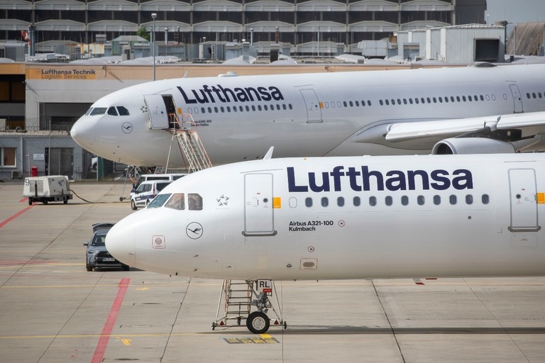 空港に駐機しているルフトハンザ機＝８日、ドイツ・フランクフルト/Helmut Fricke/picture alliance/Getty Images