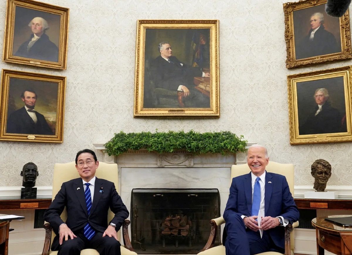 米ホワイトハウスの大統領執務室で会談を行うバイデン米大統領(右)と岸田文雄首相=10日/Kevin Lamarque/Reuters