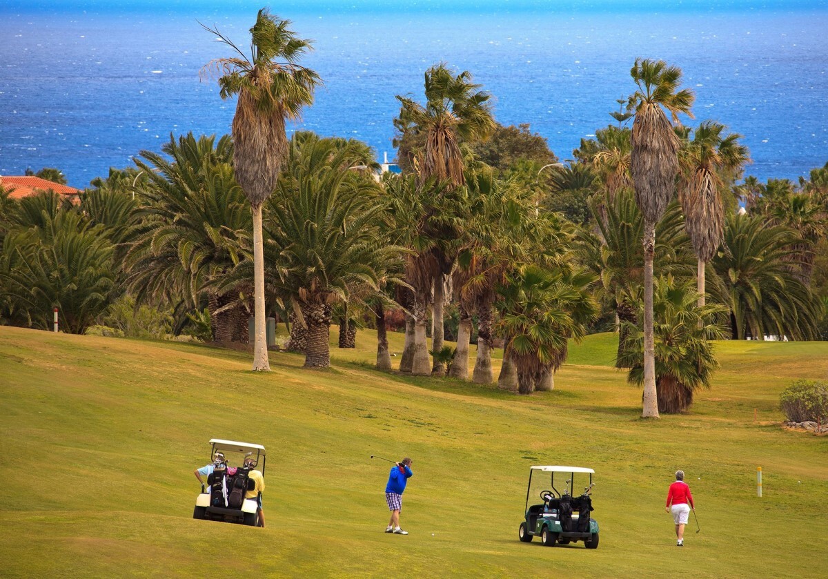 スペイン領カナリア諸島のテネリフェ島にあるゴルフ場/EyesWideOpen/Getty Images