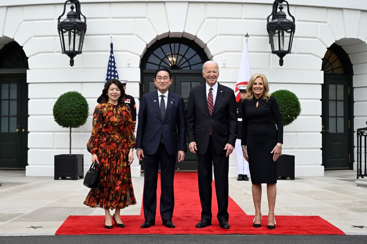 岸田首相夫妻(左)とバイデン米大統領夫妻(右)=9日、米ワシントンDCのホワイトハウス/Andrew Caballero-Reynolds/AFP/Getty Images